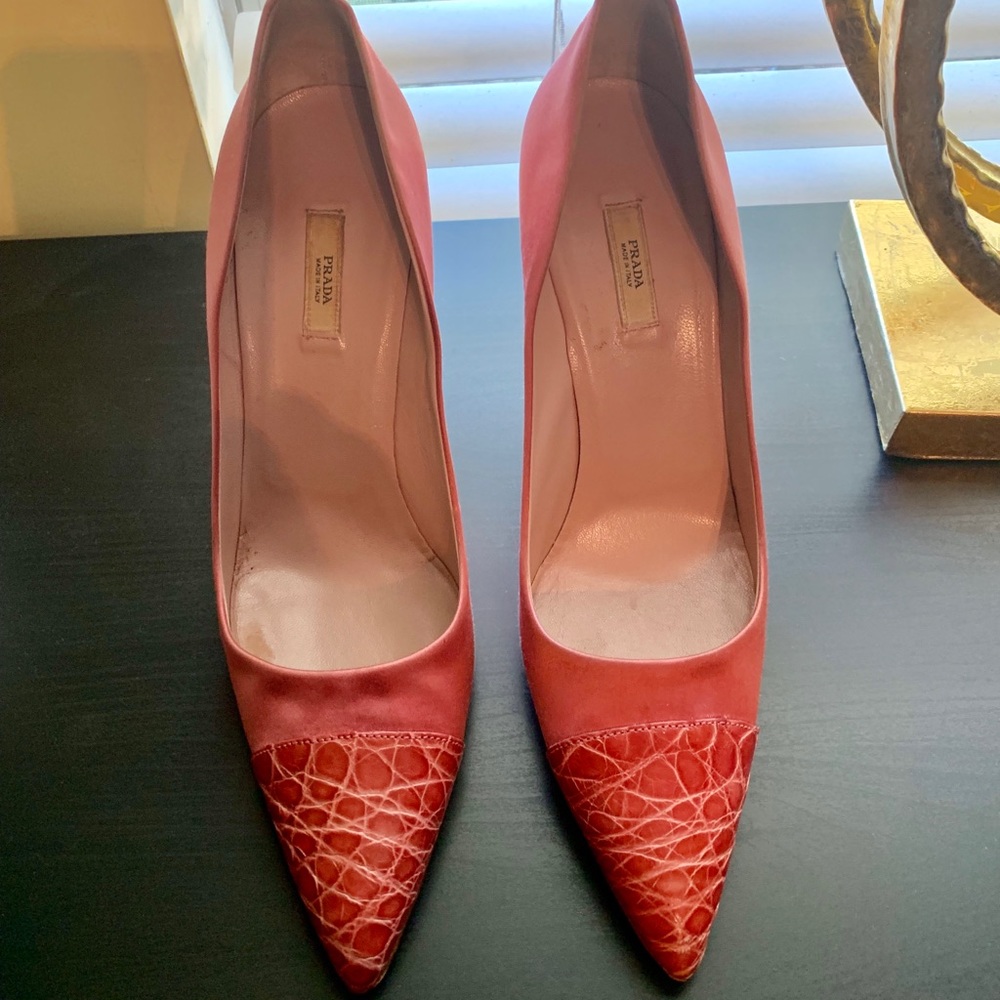 Crocodile & silk PRADA pumps. Pink size 40
